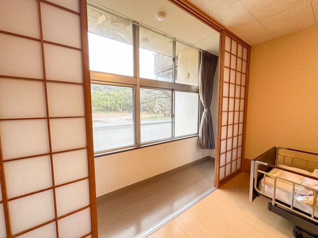 広々とした居室の様子 居室 大きな窓から差し込む自然光が心地よい居室です。引き戸があるためプライベートも確保しやすいです。
