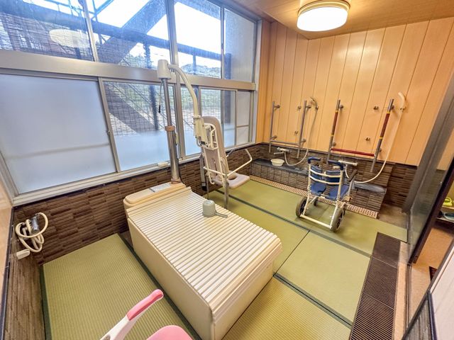 多機能な浴室 浴室 自然光が差し込む広々とした浴室です。複数のシャワー設備が整い、使いやすさを追求しています。