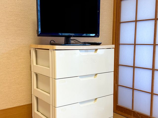 落ち着いた和室 和室 和の情緒を感じられる部屋です。角に置かれたテレビでリラックスタイムをお楽しみいただけます。