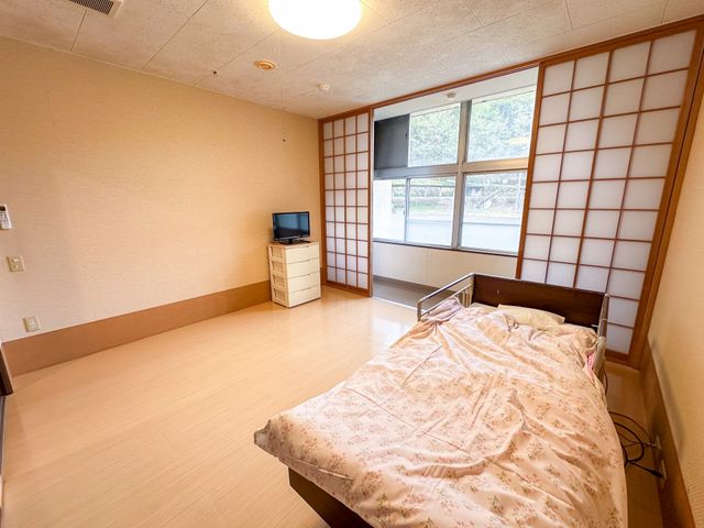 落ち着いた居室 居室 広々とした居室で、和の雰囲気を感じられます。大きな窓から自然光が差し込み、快適に過ごせます。