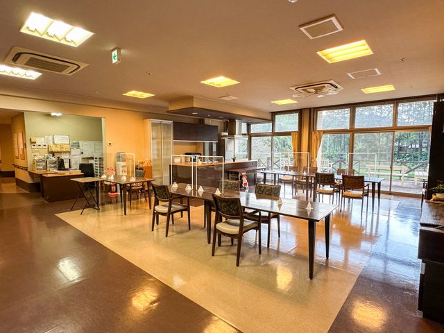 自然光が入るダイニングルーム ダイニングルーム 窓から自然光が差し込む広々とした空間です。落ち着いた雰囲気で快適に過ごせます。