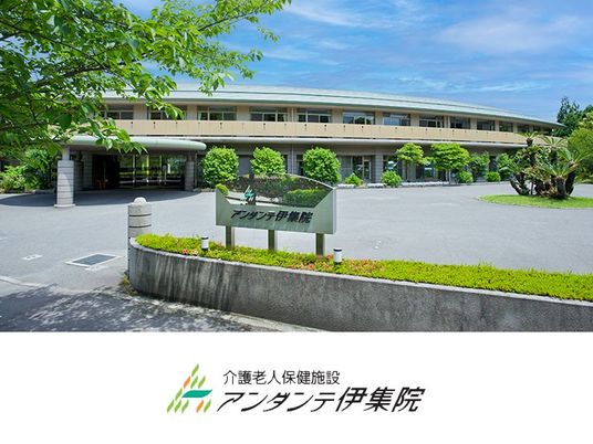 明るい外観の建物前  