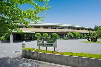 緑に囲まれた建物外観