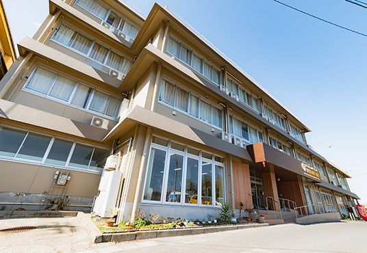 たたずまいを見せる建物外観