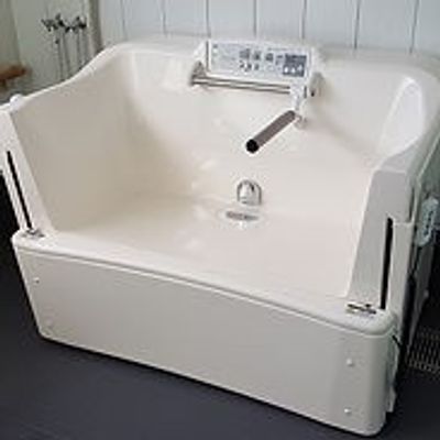 清潔な設備の浴室