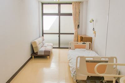 明るい居室の風景