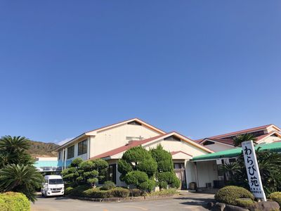豊かな緑が映える外観