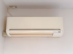 白いエアコンの一部