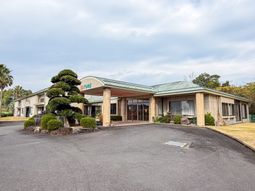 緑豊かな施設外観