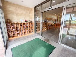 靴箱が並ぶエントランス