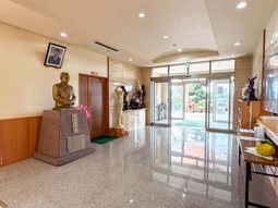 光が差し込む玄関