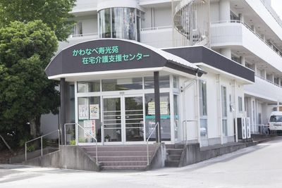 看板のある建物入口