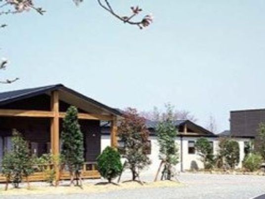 外観の建物と庭先  