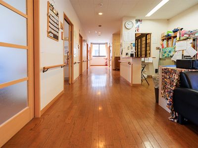 光が差し込む廊下