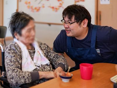 談笑するスタッフと入居者