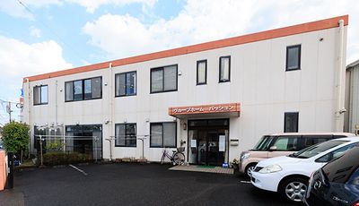 落ち着いた外観の建物