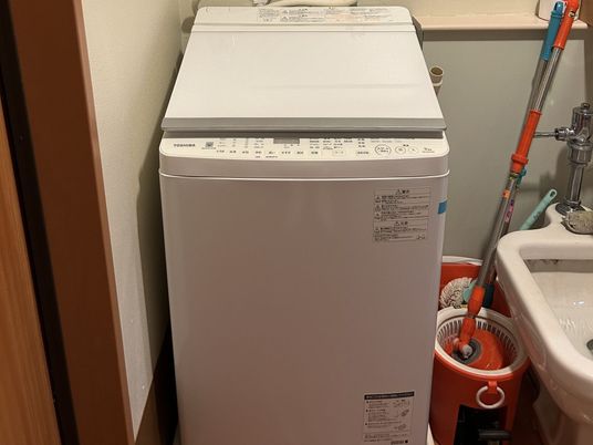 洗濯機と洗面台の洗面所  