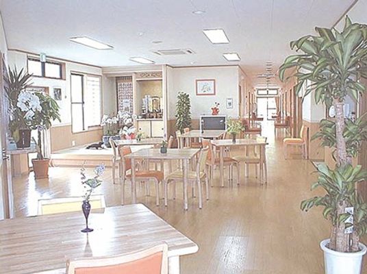 明るい食堂の様子  