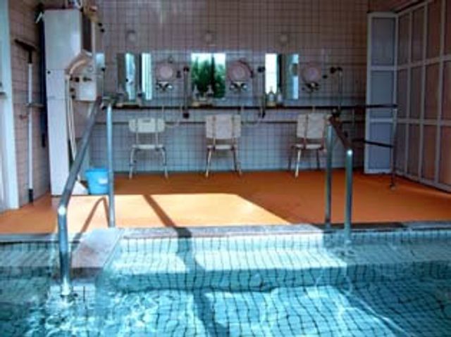 温水プールの浴室