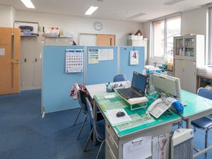 明るい事務室  