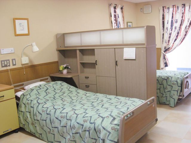 温かい雰囲気の居室 居室 広々とした居室は、自然光が差し込む落ち着いた空間で、心地よい休息が可能です。