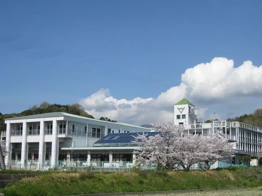 桜のある施設外観  