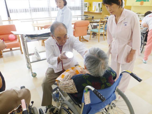 明るいリビングの風景 リビング 明るい空間では、スタッフが利用者と親身に関わり、安心して過ごせます。自然光が差し込む快適な環境です。
