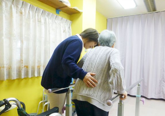 支援中の高齢者とスタッフ