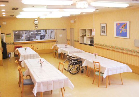 明るく広い食堂