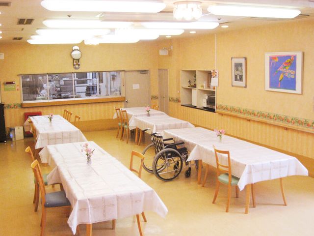 明るく広い食堂 食堂 自然光あふれる食堂は、車椅子も快適に移動できる広さが特徴です。リラックスできる空間が広がっています。