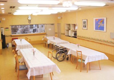 明るく広い食堂