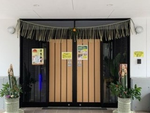 装飾された出入口 エントランス 季節の飾りで彩られたエントランスは、温かく迎えてくれます。快適な雰囲気を演出しています。