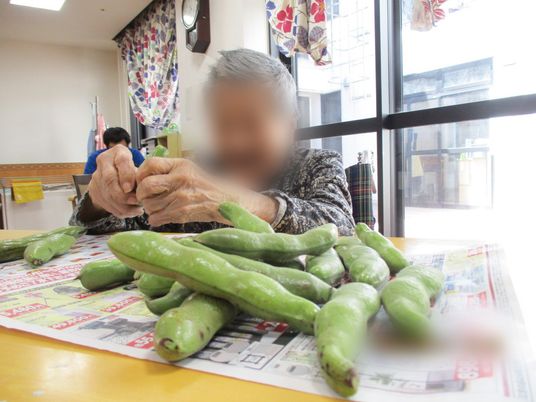 野菜を手に取る様子の部屋