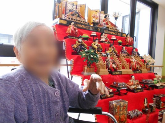 笑顔の方が見守る展示