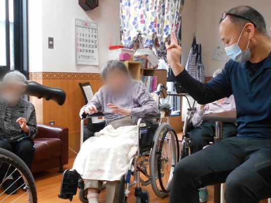 多目的室で活動中
