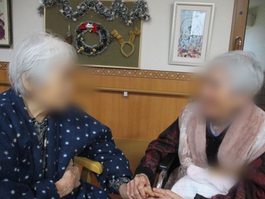 談笑する高齢者の様子