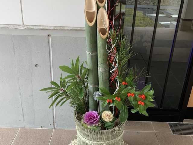 縁起の良い飾り玄関 エントランス 入口付近に飾られた華やかな竹のアレンジメントは、新年を迎えるにふさわしい華やかさがあります。