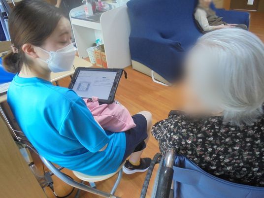 対話するスタッフと利用者