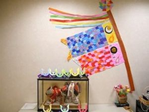 飾り付けのある壁際  