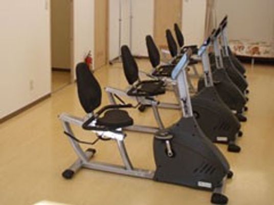 フィットネスバイク並ぶ機能訓練室