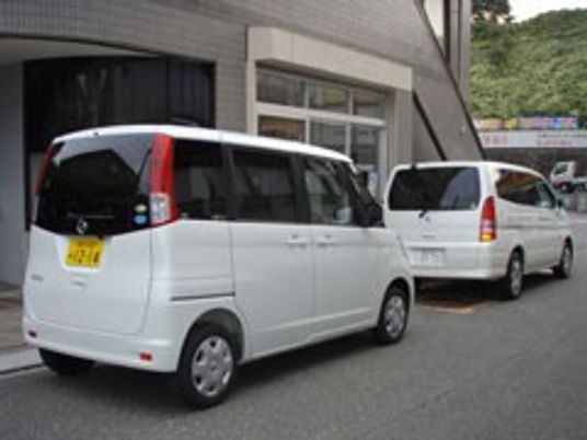送迎車が停まる外観  