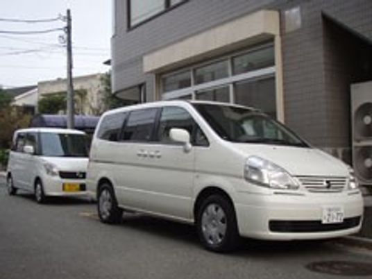 送迎車が並ぶ外観  