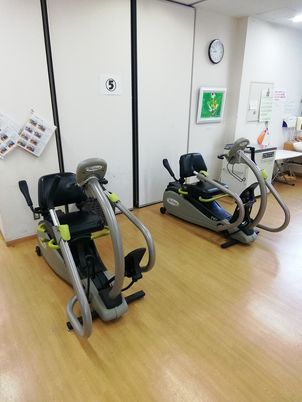 運動機材が並んだ部屋