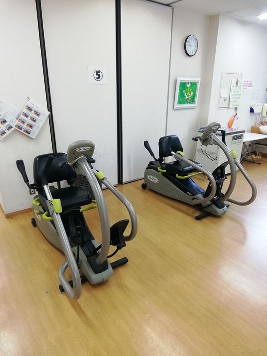 運動機材が並んだ部屋