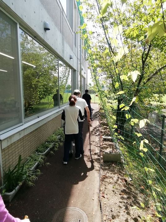 窓辺の歩行訓練の様子