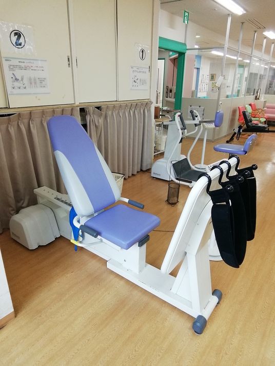 機能訓練の器具がある室内