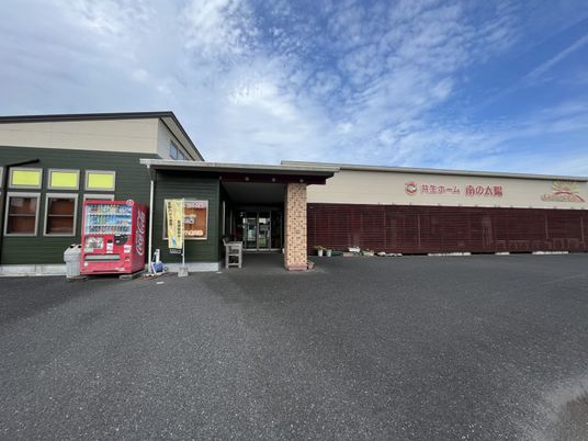 広い駐車場の外観