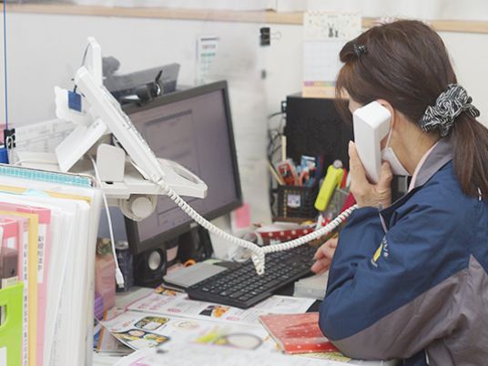 スタッフが電話対応する様子
