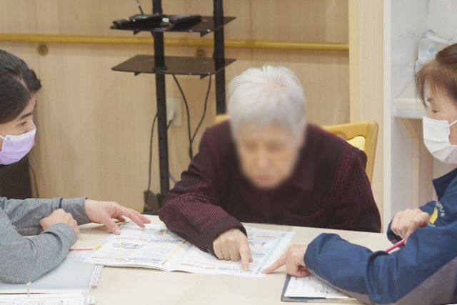 会話中のスタッフ