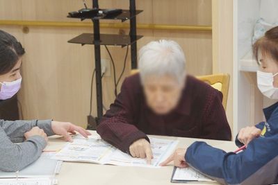 会話中のスタッフ